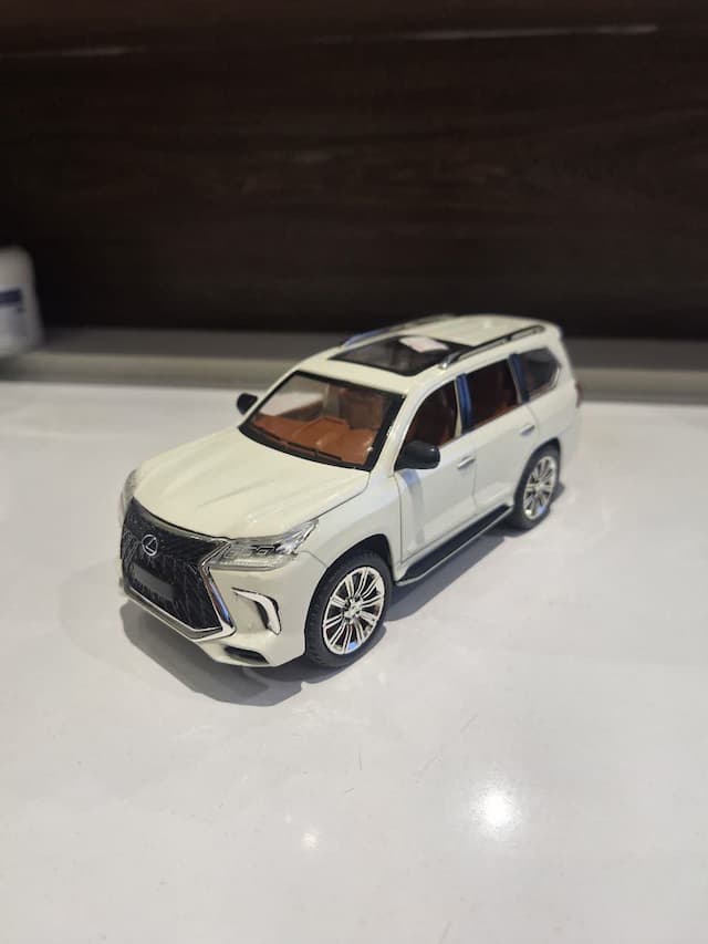 رنگ سفیدLX570ماکت لکسوس