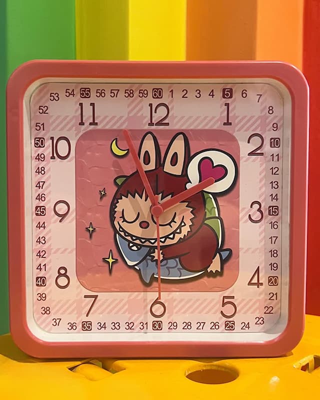 ساعت دیواری و رومیزی لبوبو رنگ قرمز